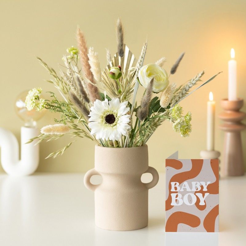 Brievenbuspakket met neutrale en witte droogbloemen en zijden bloemen