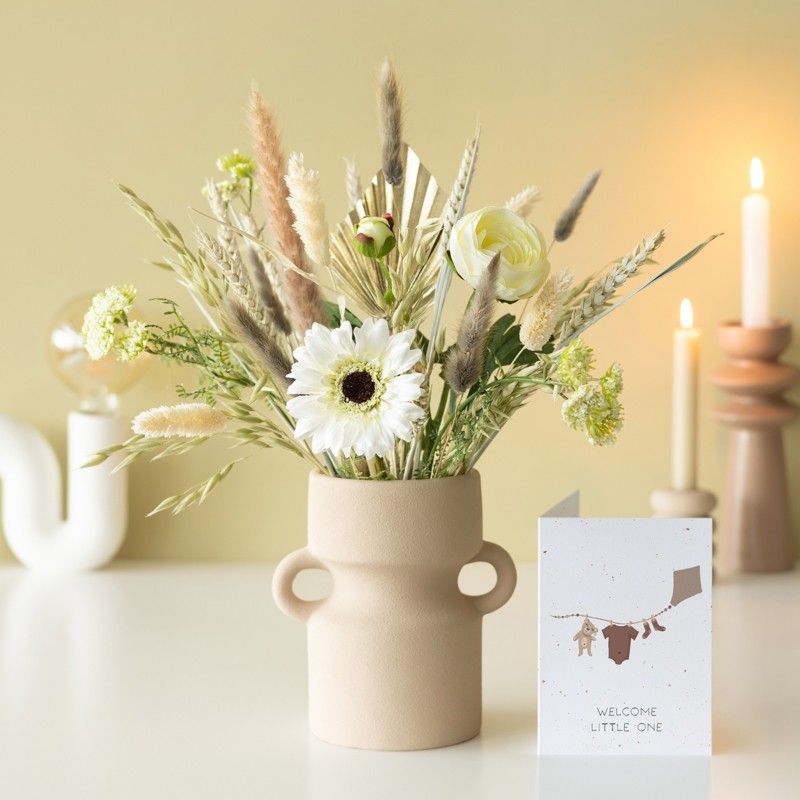 Brievenbuspakket met neutrale en witte droogbloemen en zijden bloemen