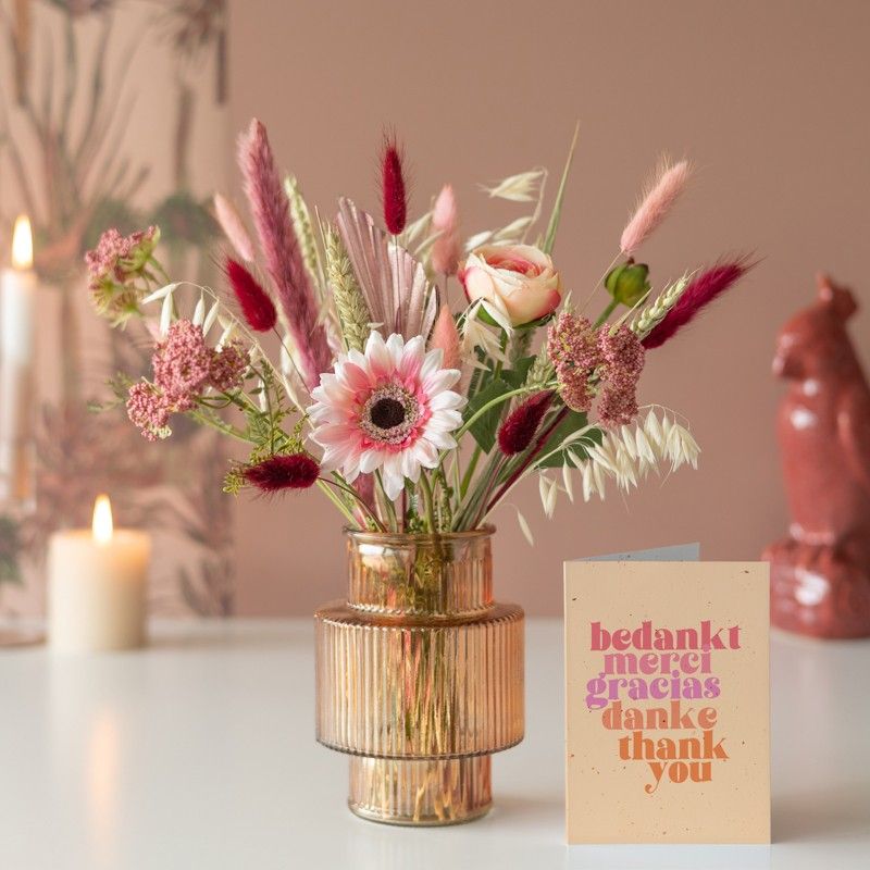 Brievenbuspakketje zijden en droogbloemen in roze tinten