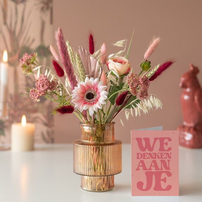 Brievenbuspakketje zijden en droogbloemen in roze tinten