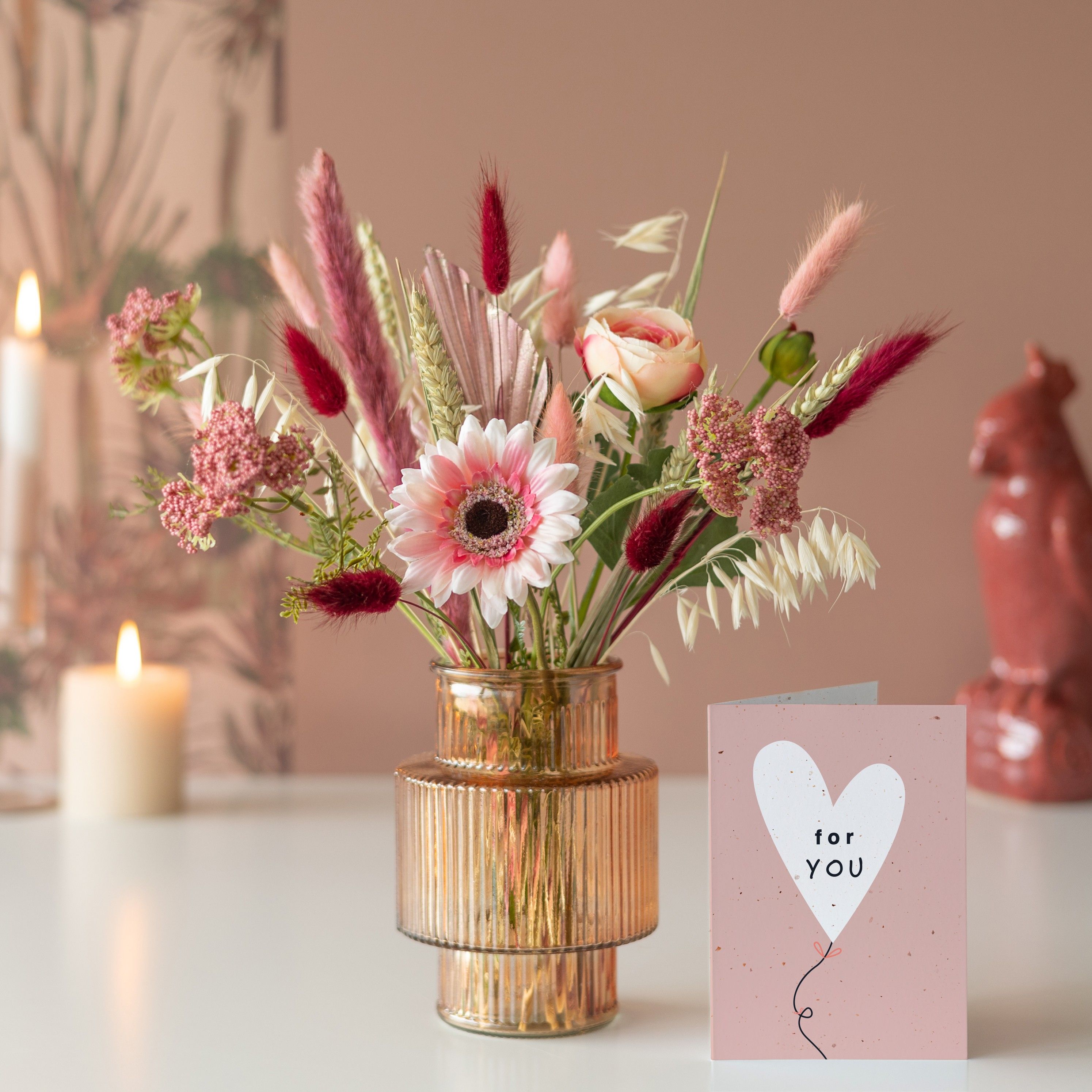 Brievenbuspakketje zijden en droogbloemen in roze tinten