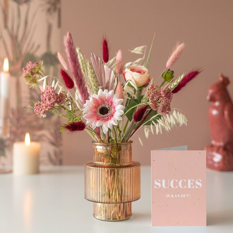 Brievenbuspakketje zijden en droogbloemen in roze tinten