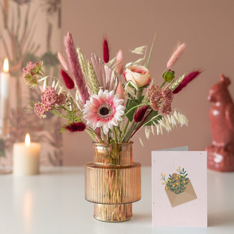 Brievenbuspakketje zijden en droogbloemen in roze tinten
