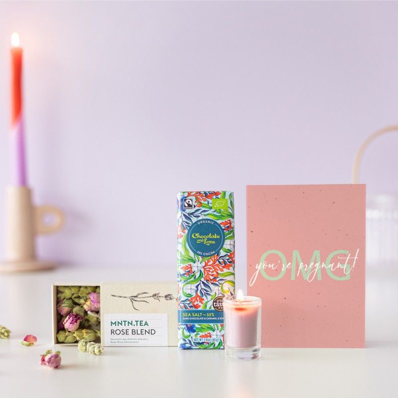 Brievenbuspakketje met een doosje rozen thee, chocolade puur zeezout en een mini roze kaars