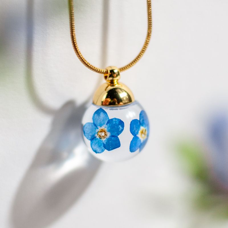 Goudkleurige halsketting met vergeet-mij-nietje