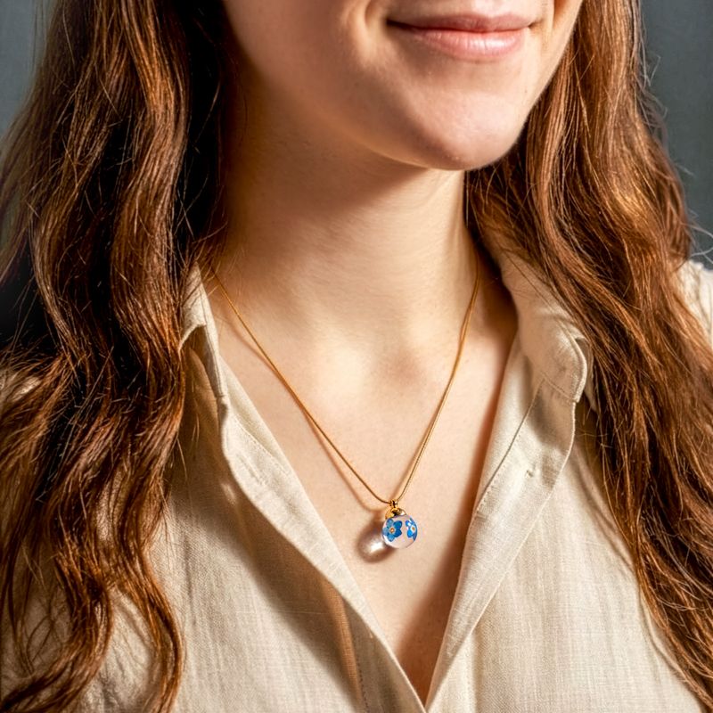 Goudkleurige halsketting met vergeet-mij-nietje