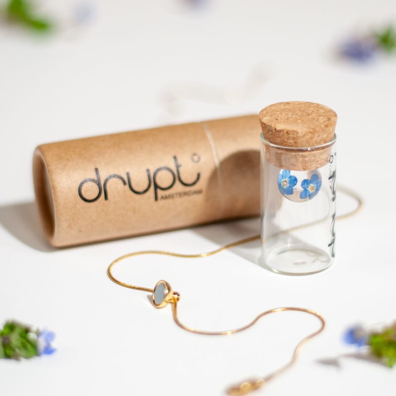 Goudkleurige halsketting met vergeet-mij-nietje