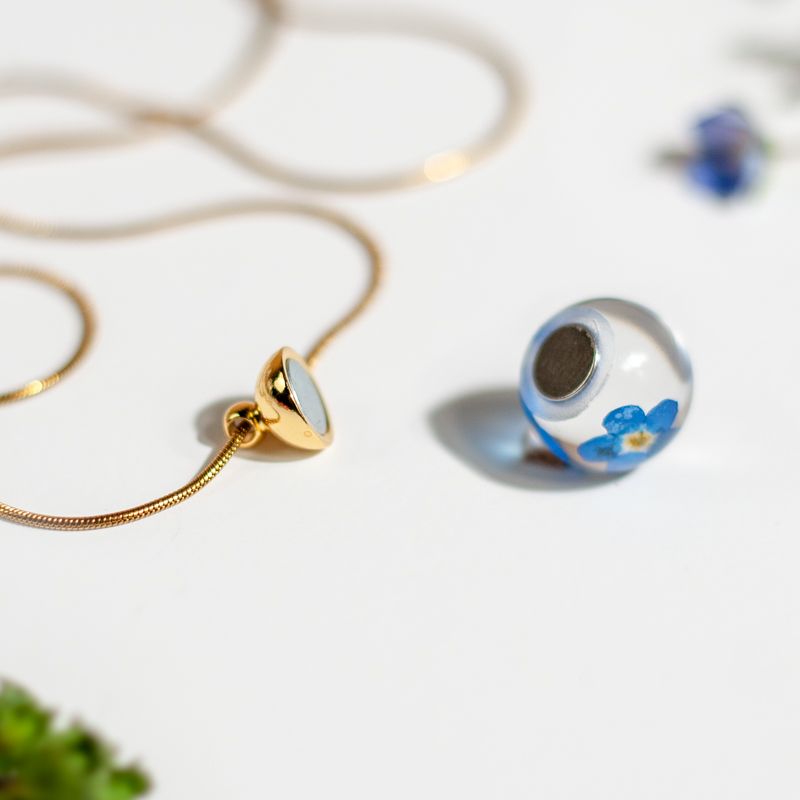 Goudkleurige halsketting met vergeet-mij-nietje