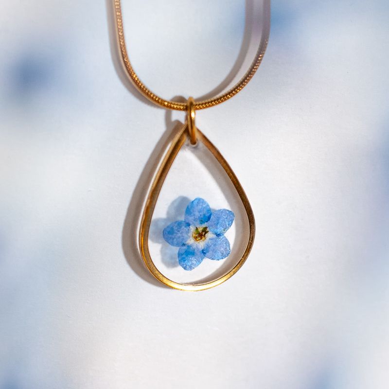 Goudkleurige halsketting met vergeet-mij-nietje