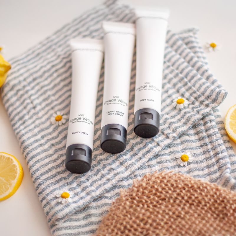 L277 Zomerpakket met drie verzorgingscremes van Marie-Stella-Maris, een scrub washand en handdoek met blauw witte strepen