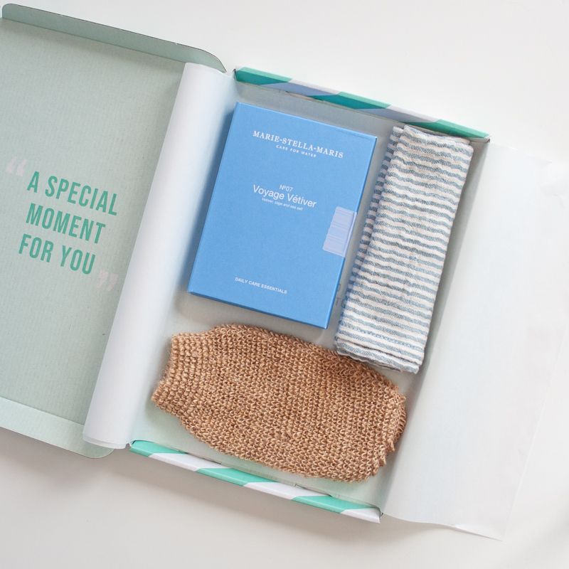 L277 Zomerpakket met drie verzorgingscremes van Marie-Stella-Maris, een scrub washand en handdoek met blauw witte strepen