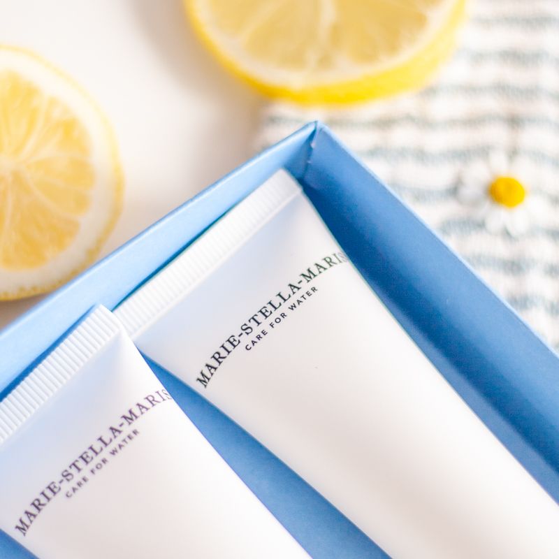 L277 Zomerpakket met drie verzorgingscremes van Marie-Stella-Maris, een scrub washand en handdoek met blauw witte strepen