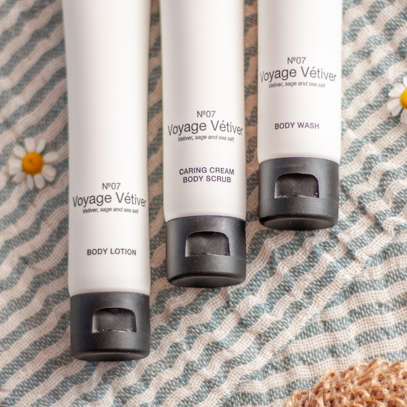 L277 Zomerpakket met drie verzorgingscremes van Marie-Stella-Maris, een scrub washand en handdoek met blauw witte strepen