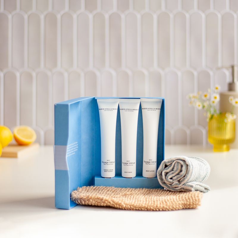 L277 Zomerpakket met drie verzorgingscremes van Marie-Stella-Maris, een scrub washand en handdoek met blauw witte strepen