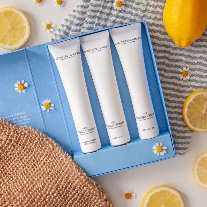 L277 Zomerpakket met drie verzorgingscremes van Marie-Stella-Maris, een scrub washand en handdoek met blauw witte strepen