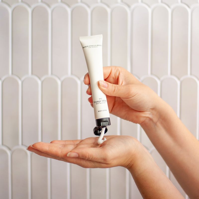 L277 Zomerpakket met drie verzorgingscremes van Marie-Stella-Maris, een scrub washand en handdoek met blauw witte strepen