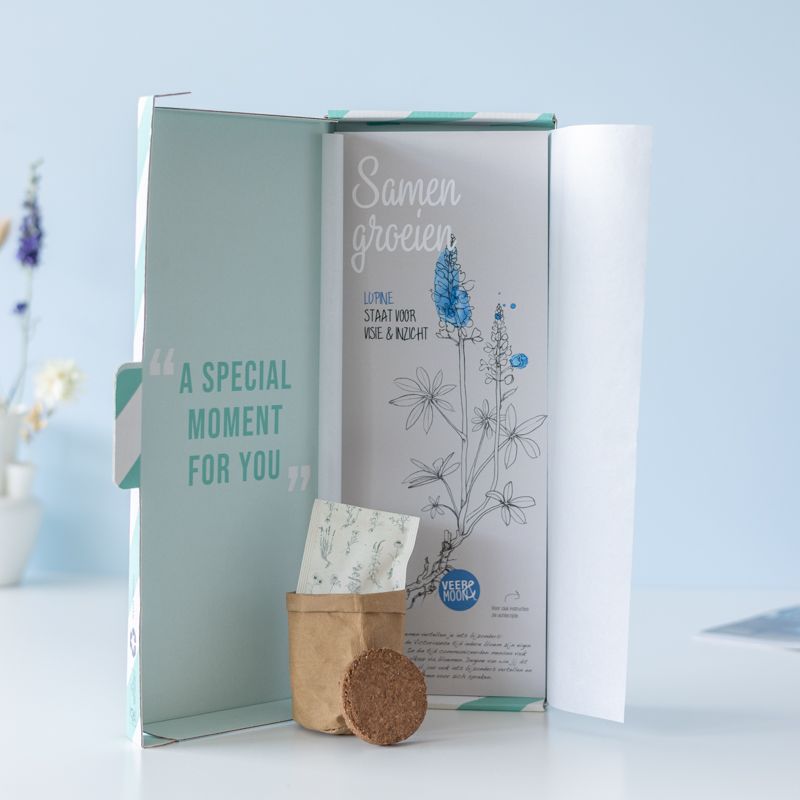 Zadenpakket met lupine zaden en de tekst samen groeien