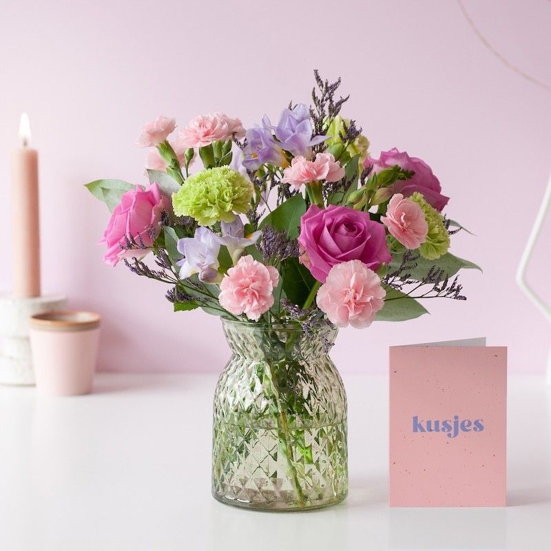Brievenbus boeketje Sweety met verschillende bloemen in roze paarse tinten