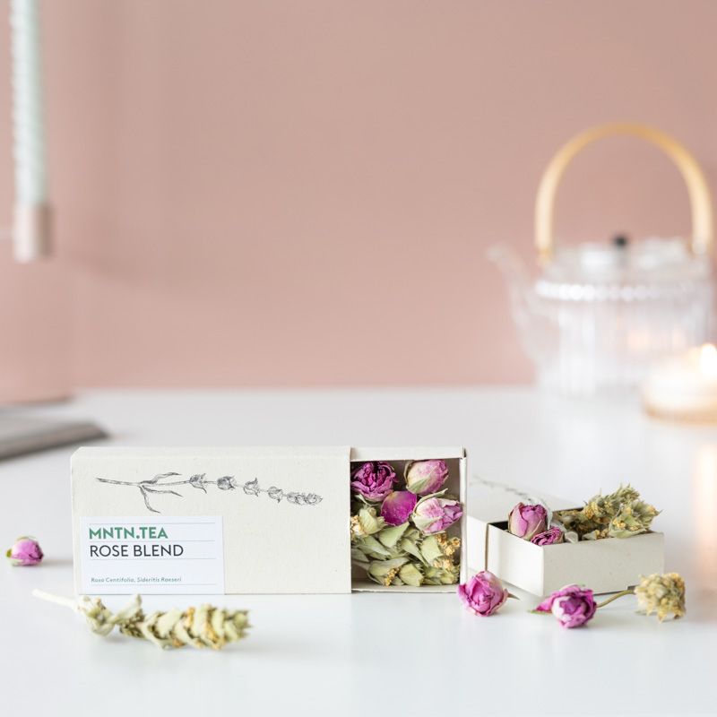 Twee doosjes rose blend thee met gedroogde rozenblaadjes