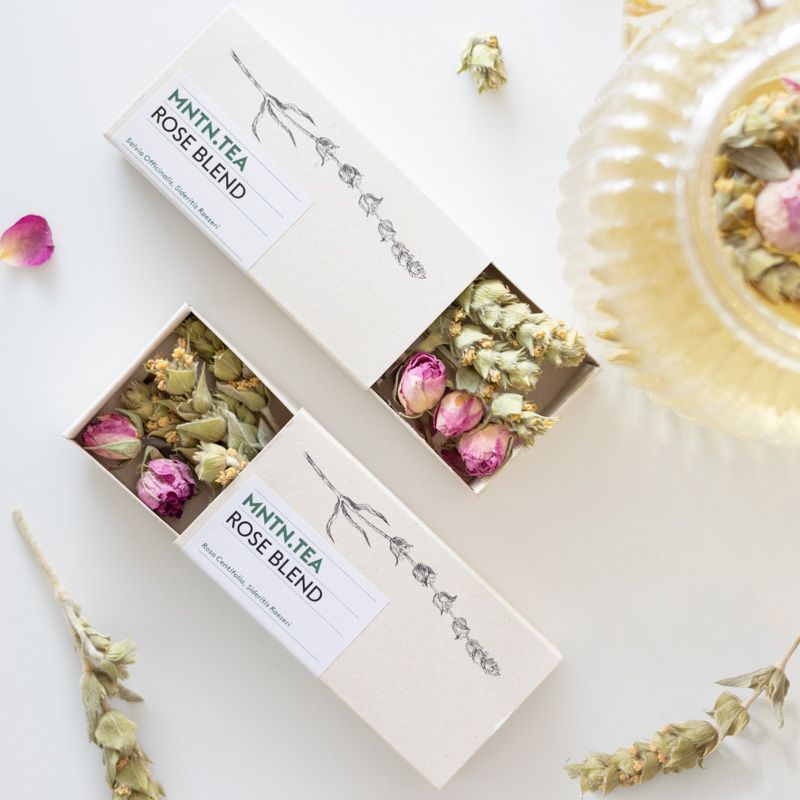 Twee doosjes rose blend thee met gedroogde rozenblaadjes