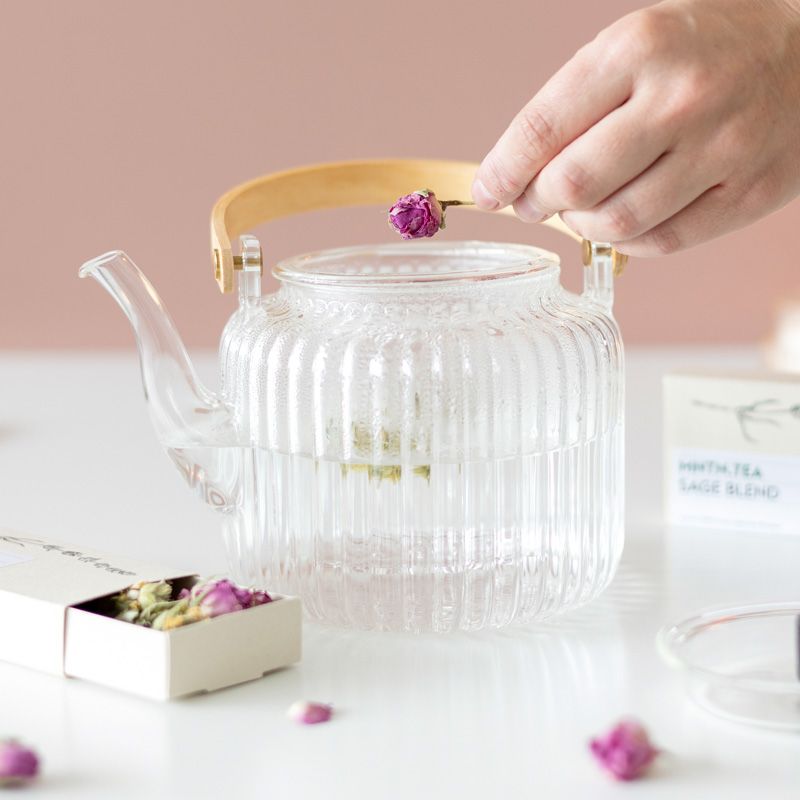 Twee doosjes rose blend thee met gedroogde rozenblaadjes