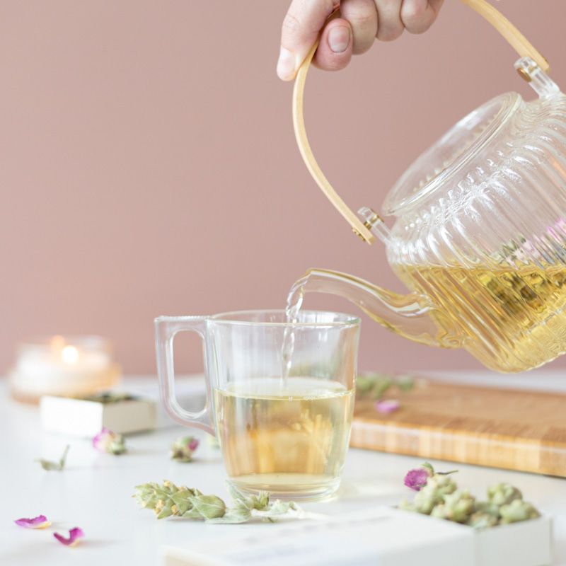 Twee doosjes rose blend thee met gedroogde rozenblaadjes