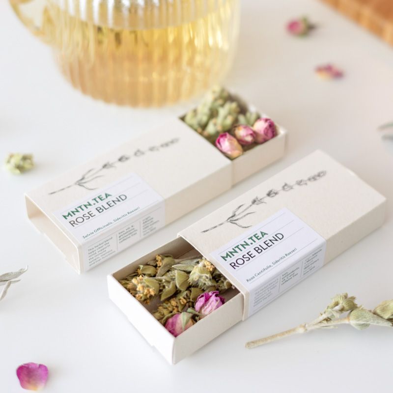Twee doosjes rose blend thee met gedroogde rozenblaadjes