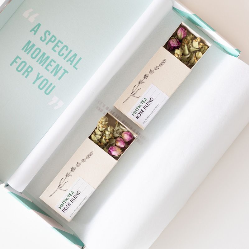 Twee doosjes rose blend thee met gedroogde rozenblaadjes