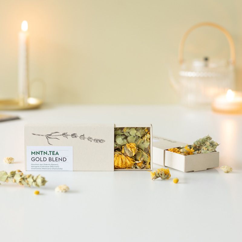 Twee doosjes bloementhee met de naam gold tea en de thee bestaat uit gedroogde calendula en kamille
