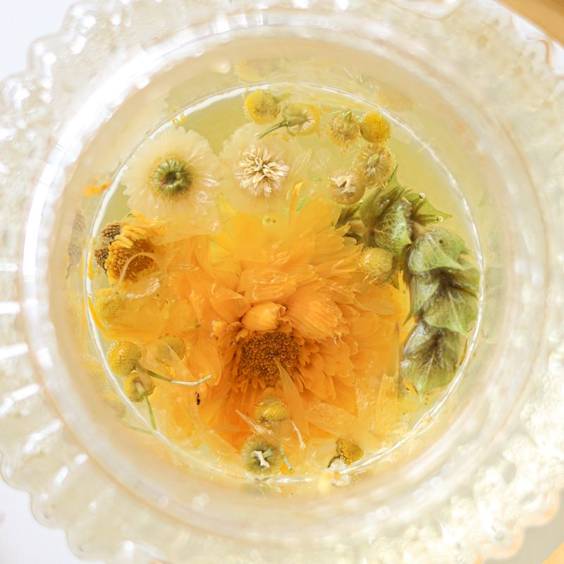 Twee doosjes bloementhee met de naam gold tea en de thee bestaat uit gedroogde calendula en kamille