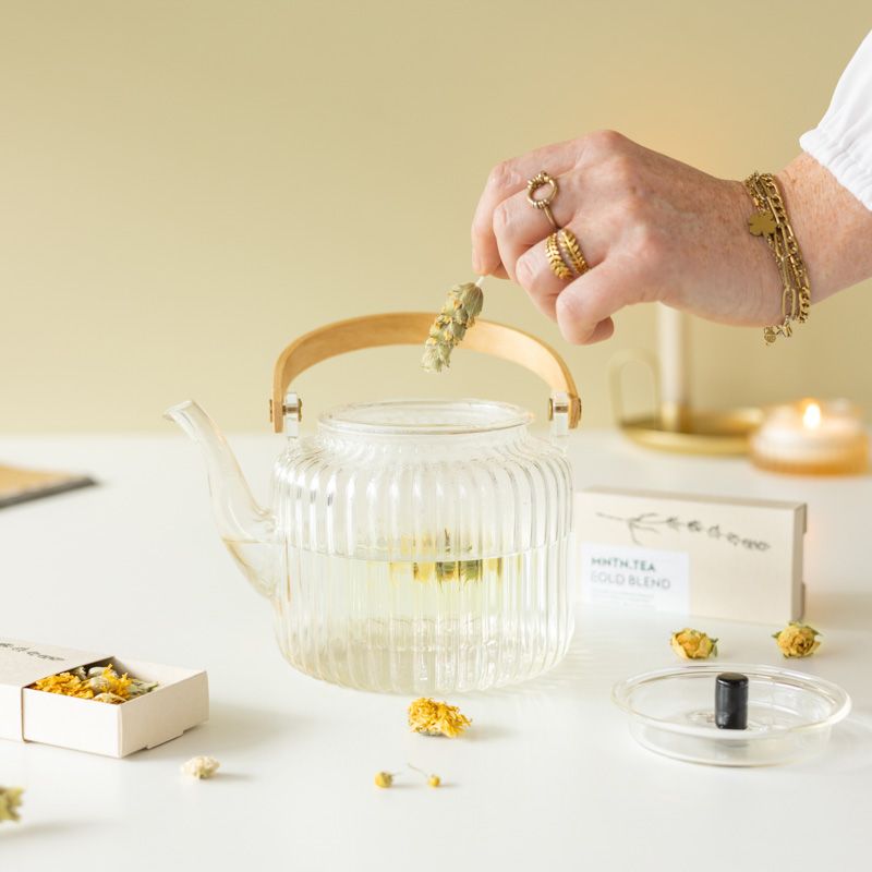 Twee doosjes bloementhee met de naam gold tea en de thee bestaat uit gedroogde calendula en kamille