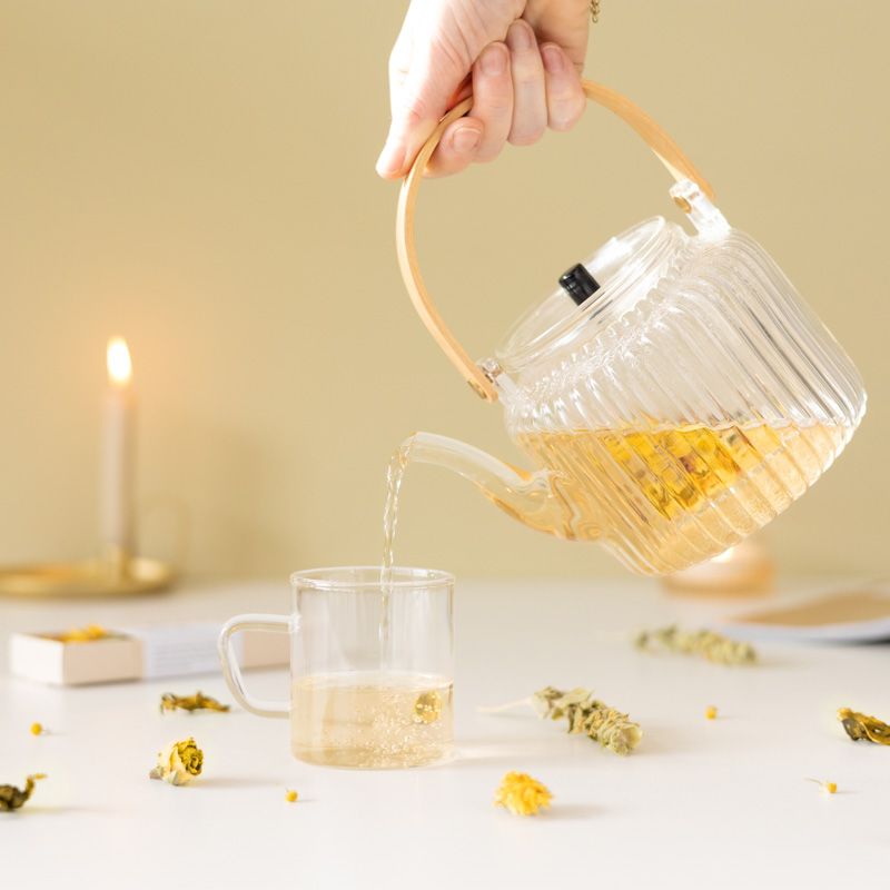 Twee doosjes bloementhee met de naam gold tea en de thee bestaat uit gedroogde calendula en kamille