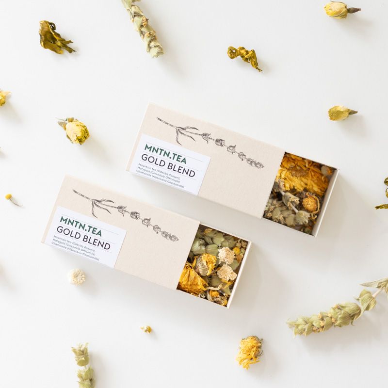 Twee doosjes bloementhee met de naam gold tea en de thee bestaat uit gedroogde calendula en kamille