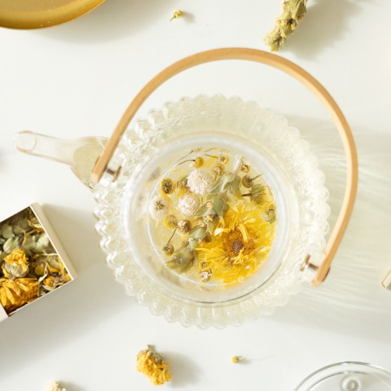 Twee doosjes bloementhee met de naam gold tea en de thee bestaat uit gedroogde calendula en kamille