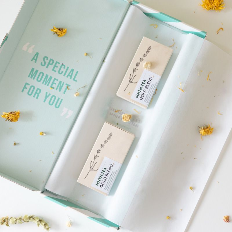 Twee doosjes bloementhee met de naam gold tea en de thee bestaat uit gedroogde calendula en kamille