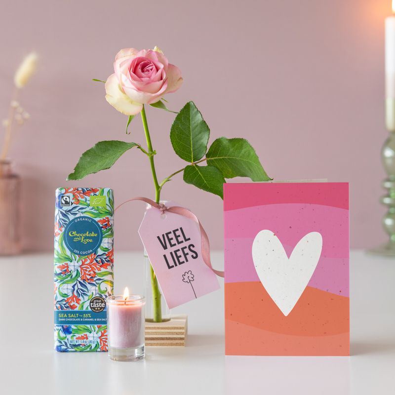 Veel liefs pakketje met puur zeezout chocolade, mini kaars en roze roos in vaas