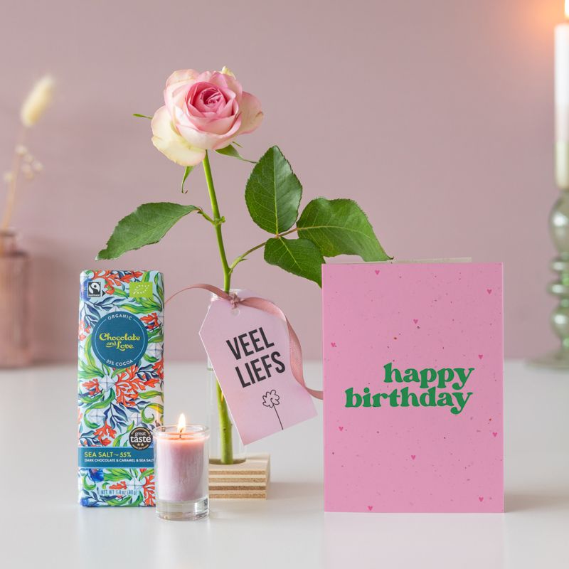 Veel liefs pakketje met puur zeezout chocolade, mini kaars en roze roos in vaas