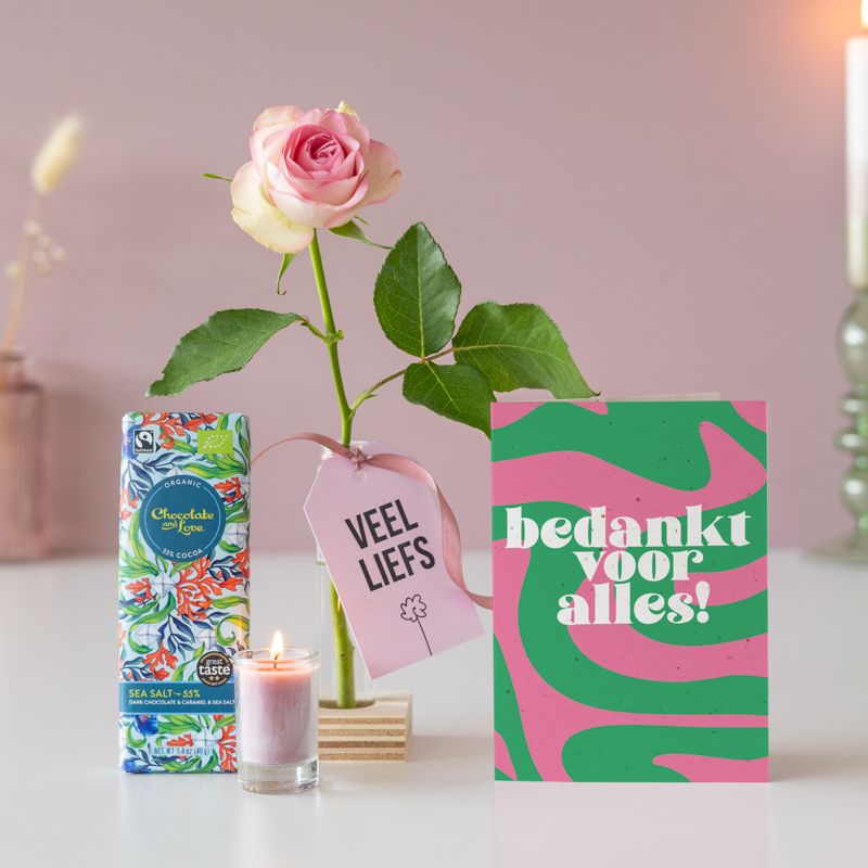 Veel liefs pakketje met een roze roos, roze kaarsje in vaasje en een puur zeezout chocoladereep 