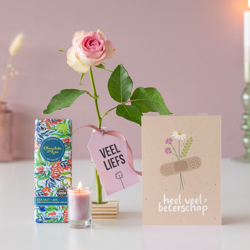 Veel liefs pakketje met een roze roos, roze kaarsje in vaasje en een puur zeezout chocoladereep 