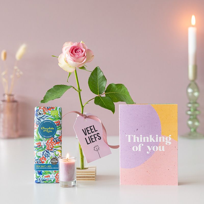 Veel liefs pakketje met een roze roos, roze kaarsje in vaasje en een puur zeezout chocoladereep 