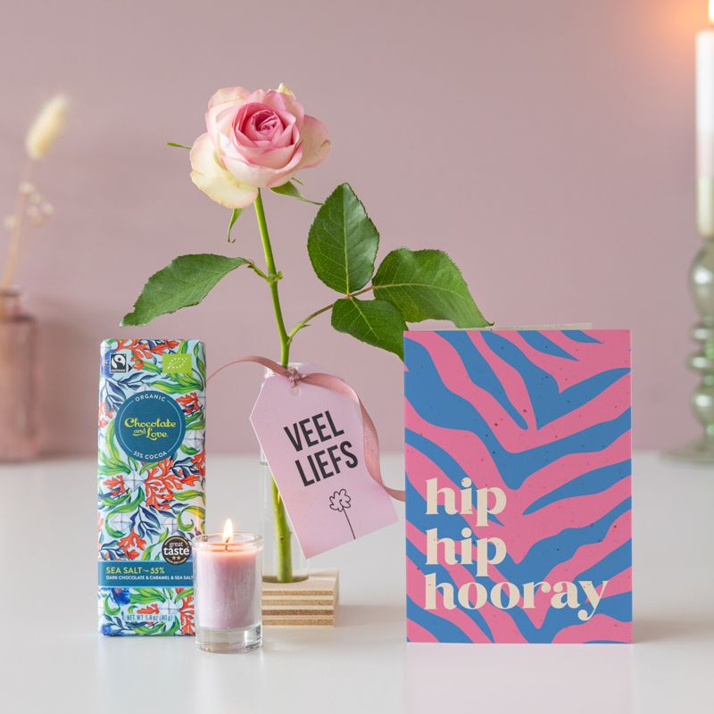 Veel liefs pakketje met puur zeezout chocolade, mini kaars en roze roos in vaas
