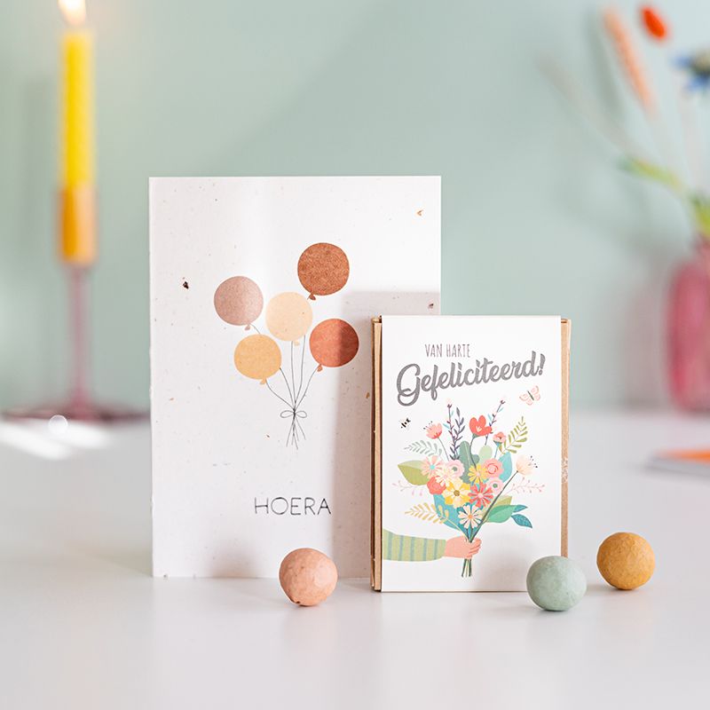 Zaaibommetjes in een doosje met de opdruk gefeliciteerd