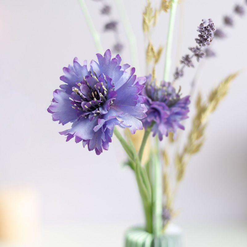 Lavendel pracht droog en zijden bloemen in een lavendel groene vouwvaas
