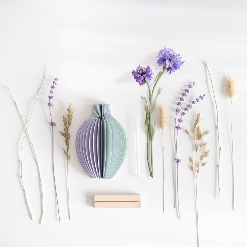 Lavendel pracht met droog en zijden bloemen en een lavendel groene vouwvaas