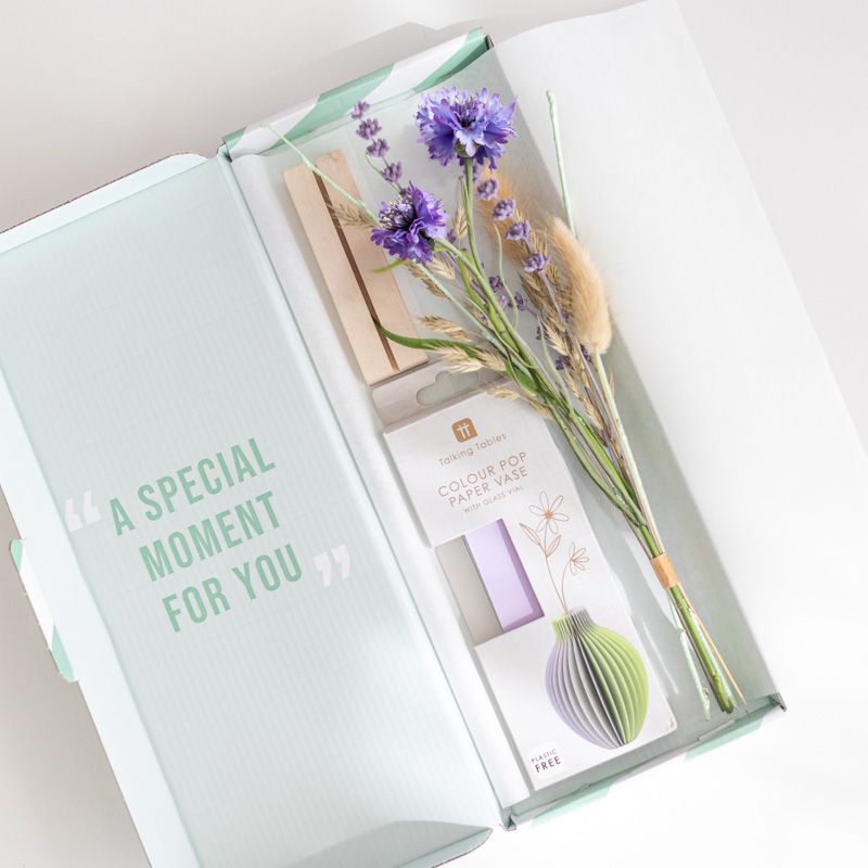 Lavendel pracht met droog en zijden bloemen met een lavendel groene vouwvaas