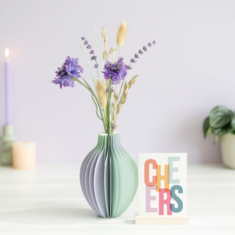 Lavendel pracht met droog en zijden bloemen met een lavendel groene vouwvaas