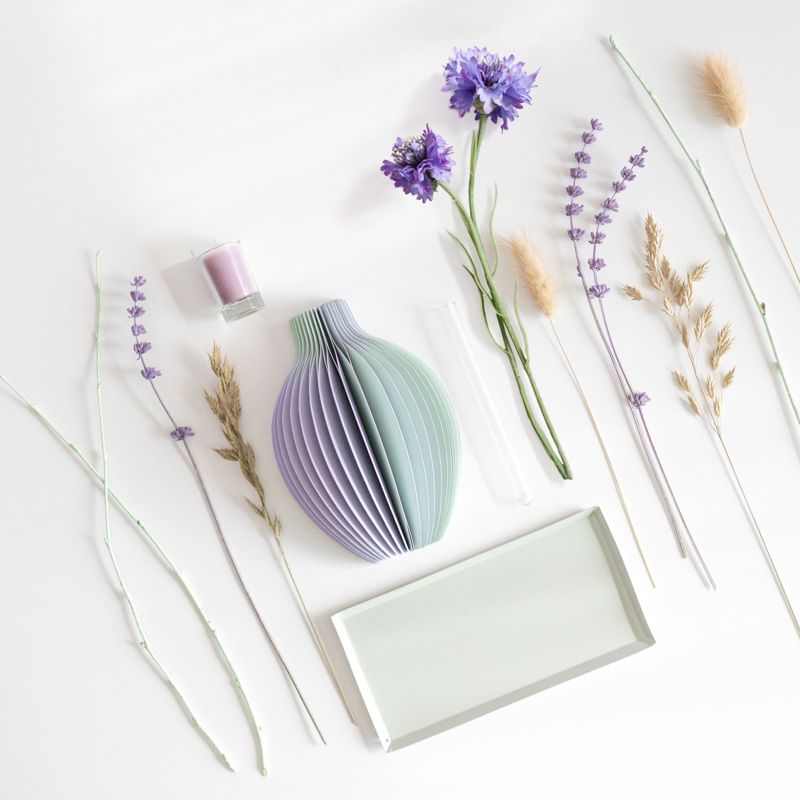 pastel groen en paarse vouwvaas met paarse en naturel droogbloemen en een groene schotel en roze mini kaars