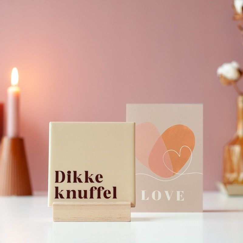 beige tegel met dikke knuffel erop geschreven met een love wenskaart ernaast