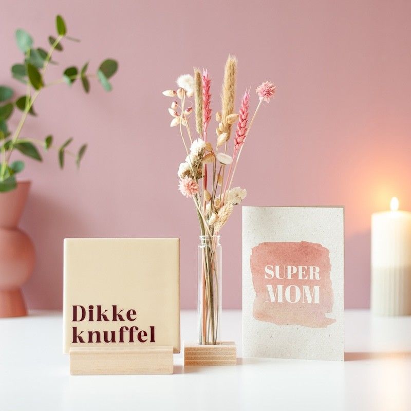 Beige tegeltje met daarop dikke knuffel geschreven met daarnaast een vaasje roze en naturel droogbloemen en een super mum wenskaart
