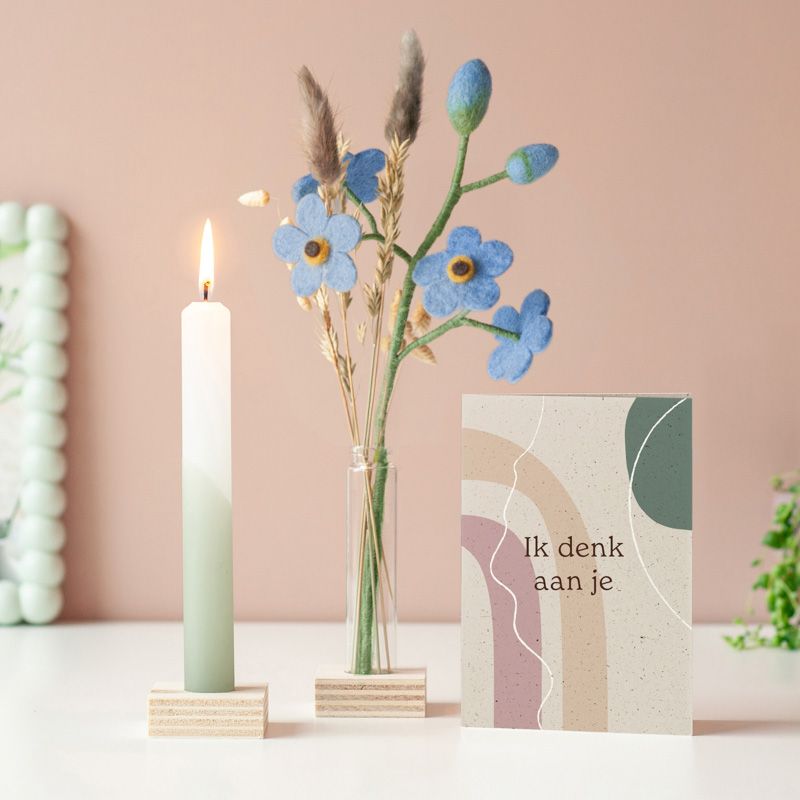Lichtpuntje voor jou met groen witte kaars in houten houder en een vaasje droogbloemen en vilten bloemen in een houten blokje
